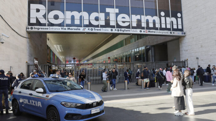 Turisti nel mirino dei borseggiatori a Roma, TikTok usato per rivendere la merce rubata. Una 13enne segnalata per furto