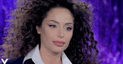 Copertina di “Si sono rotte le acque prematuramente, è stato un vero parto. Continuavo a chiedere di sentire il battito, è stato un dolore immenso”: Raffaella Fico racconta la perdita del suo bambino al quinto mese