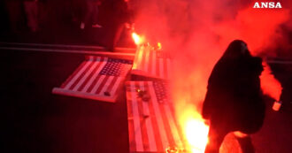 Copertina di Manifestazione per il Venezuela a Roma, bruciate bandiere Usa. In collegamento il figlio di Maduro: “Lo riporteremo a casa”