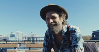 Copertina di “Siamo ripiombati nella guerra, è tutto in crisi. Sopraffatto dalle notizie, ero intossicato. Così ho deciso di far musica a New York”: parla Jovanotti in “JovaYork”