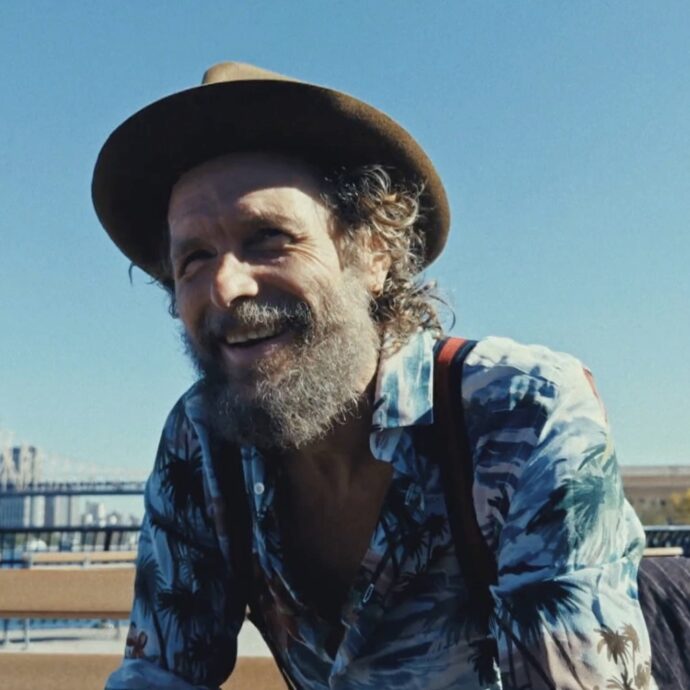 “Siamo ripiombati nella guerra, è tutto in crisi. Sopraffatto dalle notizie, ero intossicato. Così ho deciso di far musica a New York”: parla Jovanotti in “JovaYork”