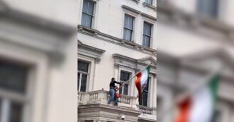 Proteste per l'Iran, manifestante si arrampica sull'ambasciata a Londra e sostituisce la bandiera