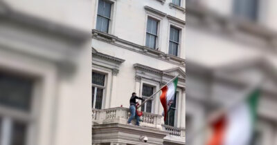Copertina di Proteste per l’Iran a Londra, manifestante si arrampica sui muri dell’ambasciata iraniana e sostituisce la bandiera – Video