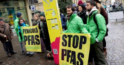 Copertina di Pesticidi, altro che addio ai prodotti di sintesi. Bruxelles arretra: a rischio salute, ambiente e cibo