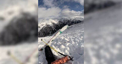 Copertina di Scatena una valanga mentre scia, campionessa di mountain bike salva per un soffio: “Ecco cos’è la trappola euristica”