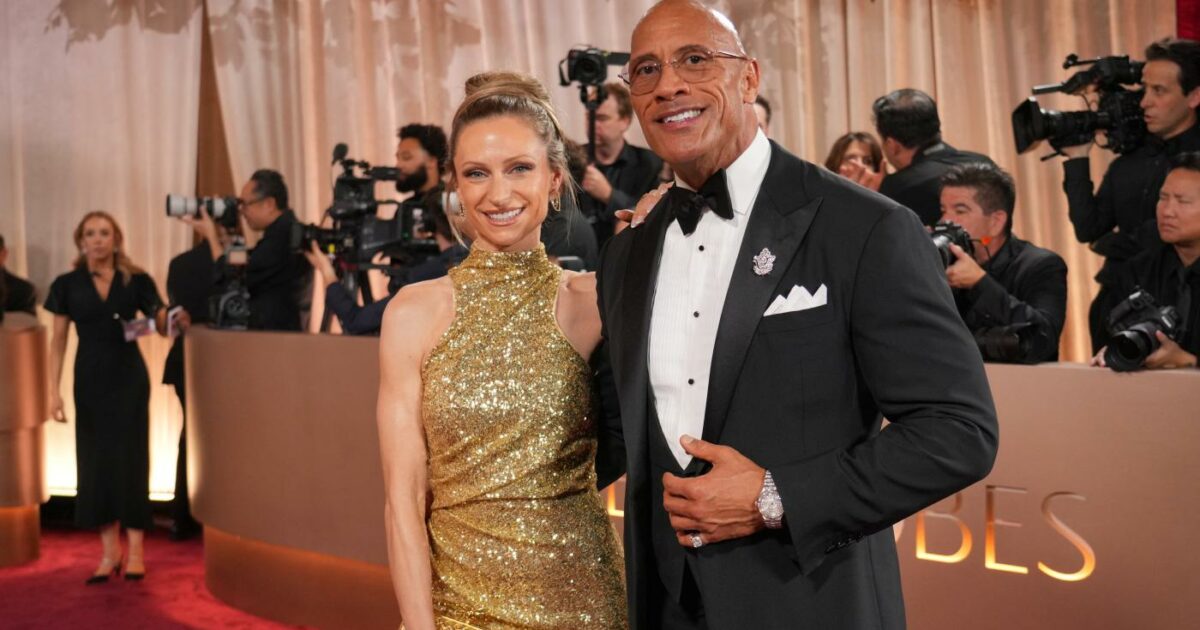 Un orologio tutto tempestato di diamanti dal valore di 1 milione di dollari: il look di Dwayne Johnson ai Golden Globe non passa inosservato