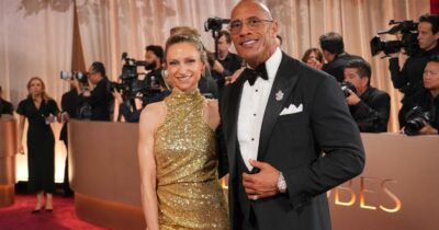 Copertina di Un orologio tutto tempestato di diamanti dal valore di 1 milione di dollari: il look di Dwayne Johnson ai Golden Globe non passa inosservato