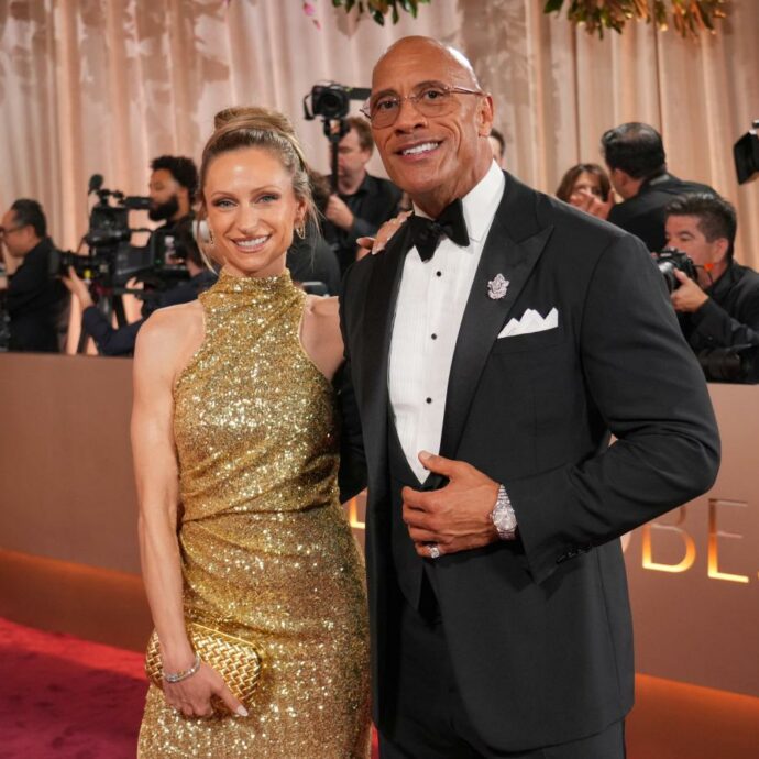 Un orologio tutto tempestato di diamanti dal valore di 1 milione di dollari: il look di Dwayne Johnson ai Golden Globe non passa inosservato