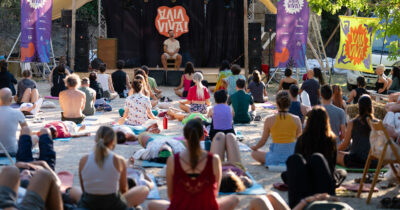 Copertina di L’era degli Healing Festival: il nuovo modo di incontrarsi è diventato virale tra giovani e meno giovani. Ci siamo stati per capire cosa sono e come funzionano