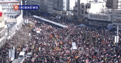 Copertina di Teheran, migliaia di persone alla contromanifestazione a sostegno del regime iraniano: le immagini della tv pubblica