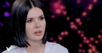 Copertina di “Finiamola con questa favoletta della fidanzata innamorata. Tutti quelli che conoscono mio padre Vittorio Sgarbi, lo sanno. Lei non c’è mai stata. Amore solo di facciata per le cene di gala e per i rotocalchi”: la figlia Evelina su Sabrina Colle