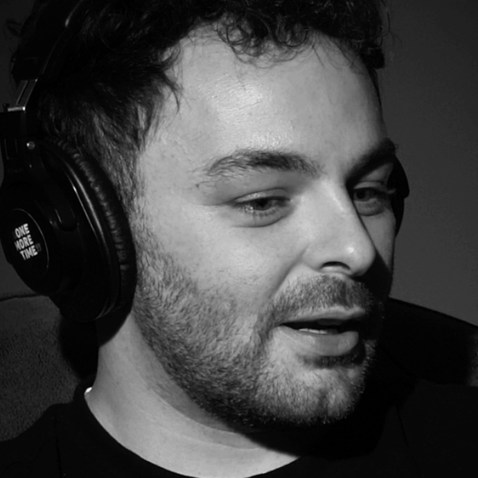 “Risposi a tono. Mio padre chiuse la porta a chiave, abbassò le serrande e me le diede con la cintura. Psicologicamente era devastante. Dopo la morte l’ho voluto perdonare”: così Lorenzo Fragola