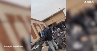 Copertina di Iran, il video che mostra decine di cadaveri nei sacchi neri fuori dall’obitorio di Kahrizak: lo strazio dei familiari