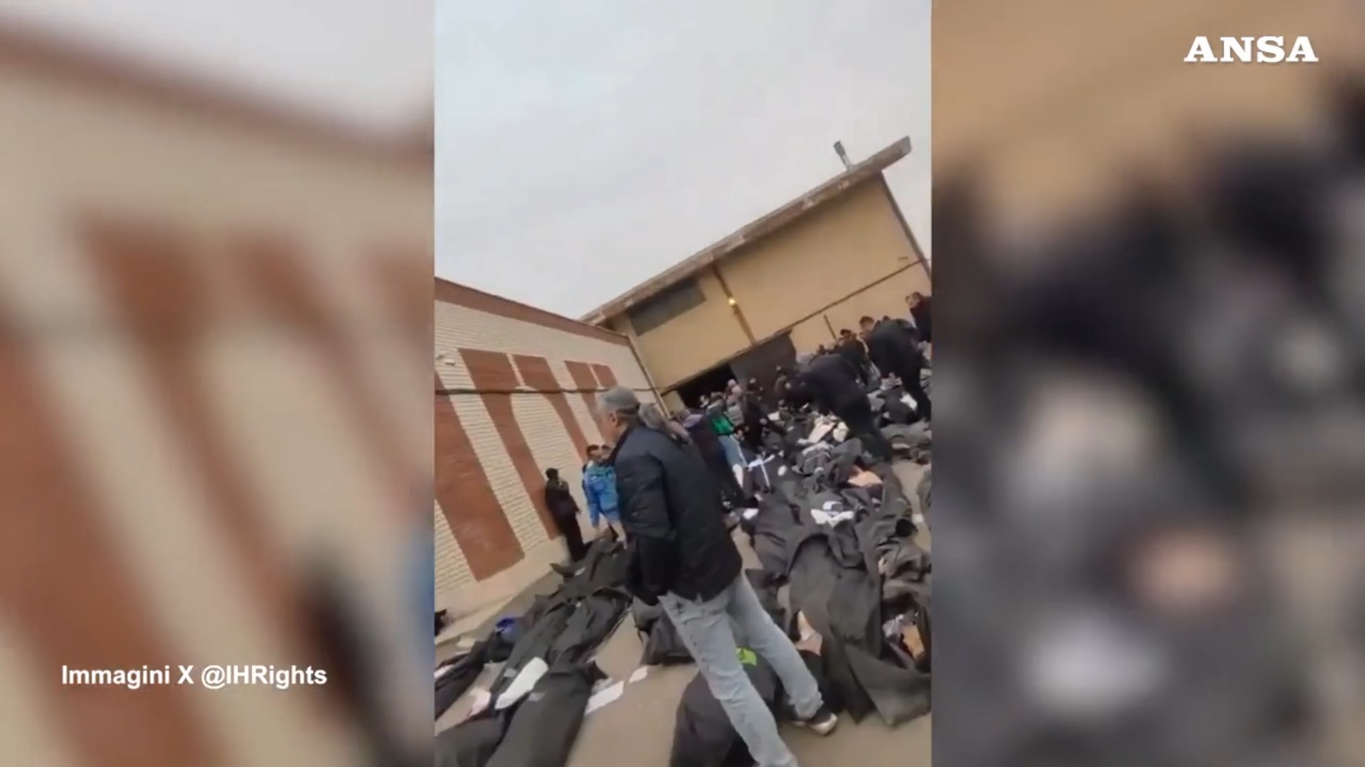 Iran, il video che mostra decine di cadaveri nei sacchi neri fuori dall’obitorio di Kahrizak: lo strazio dei familiari