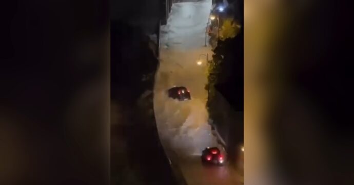 Violenta mareggiata invade la strada e travolge le auto a Scilla, il video del pericolo (scampato)
