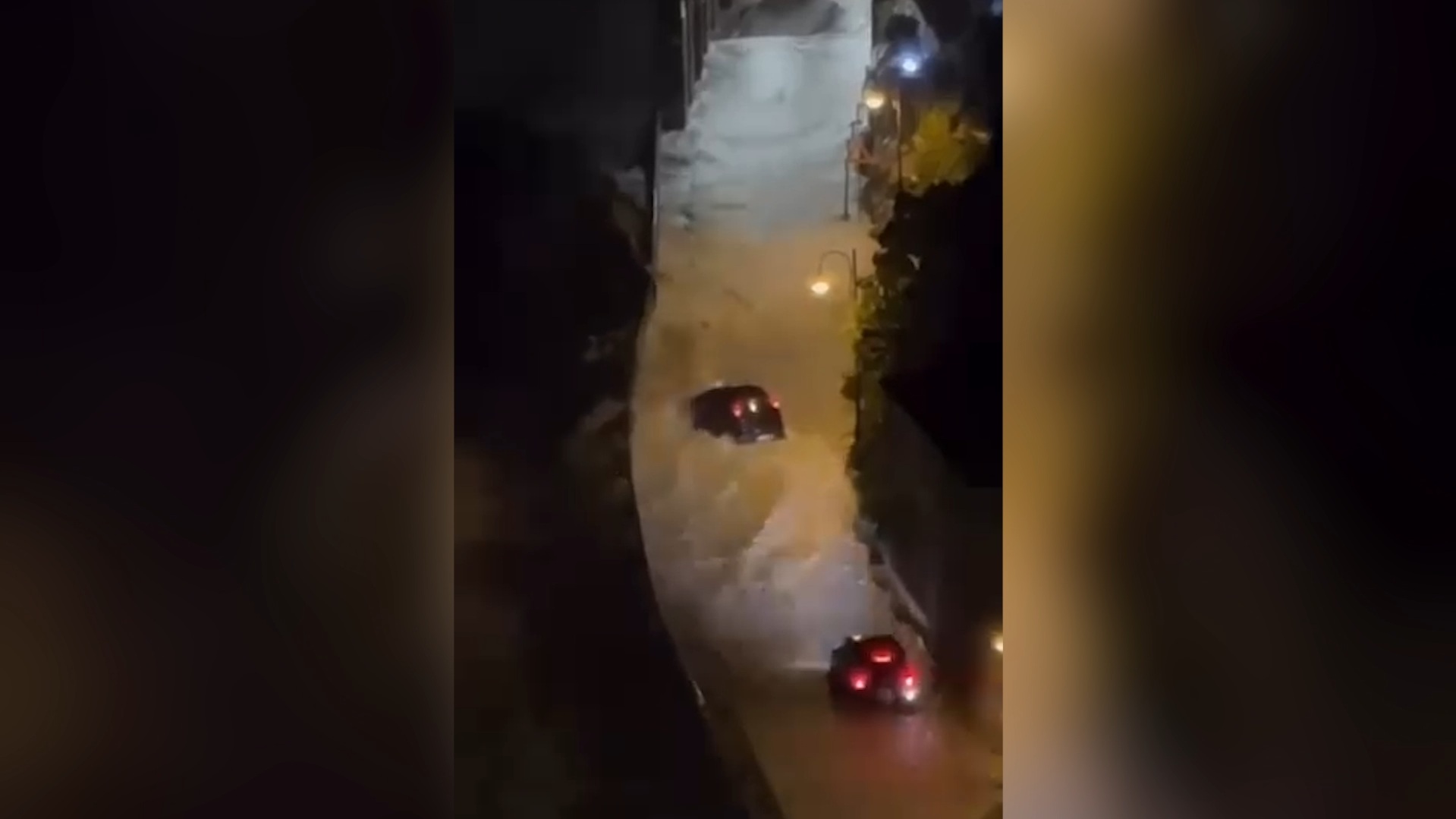 Violenta mareggiata invade la strada e travolge le auto a Scilla, il video del pericolo (scampato)