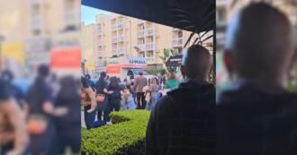 Copertina di Camion travolge manifestanti pro-Iran a Los Angeles: l’autista rischia il linciaggio, poi viene arrestato – Video