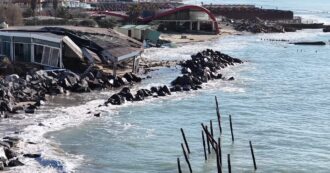 Copertina di Mareggiata colpisce il litorale romano: da Ostia a Fregene, onde alte oltre due metri. Il video dal drone