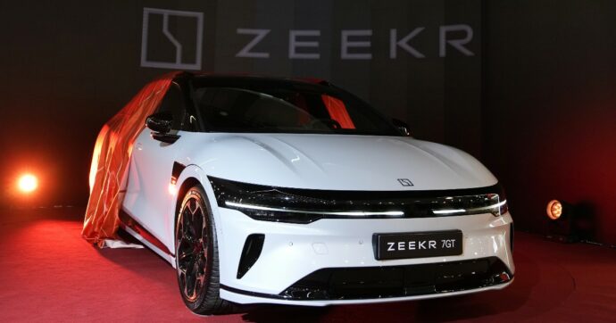 Salone di Bruxelles o provincia cinese? Ecco come i brand del Dragone conquistano la scena – FOTO