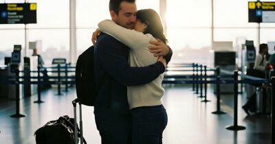 Copertina di Arriva la “tassa sugli abbracci” in aeroporto: ecco quanto costa fermarsi per salutare i propri cari, la mappa