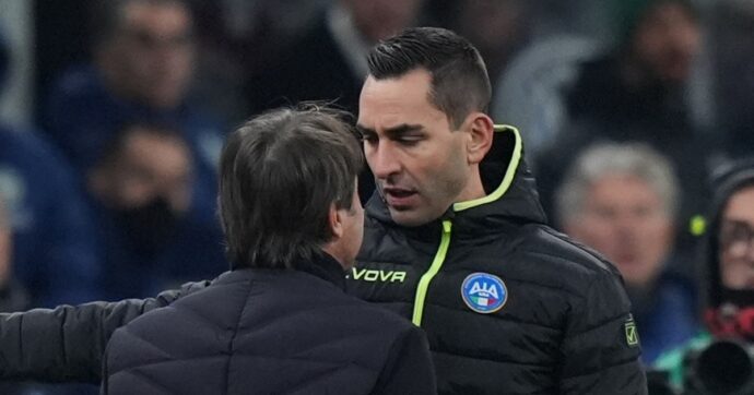 Il calcio al pallone, le urla all’arbitro, il faccia a faccia col quarto uomo e poi “vergognatevi”: quante giornate di squalifica rischia Conte