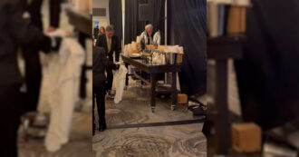 Copertina di Paura nella sala stampa dei Golden Globe: il caffè bollente fa prendere fuoco al tappeto. I momenti di panico – Video