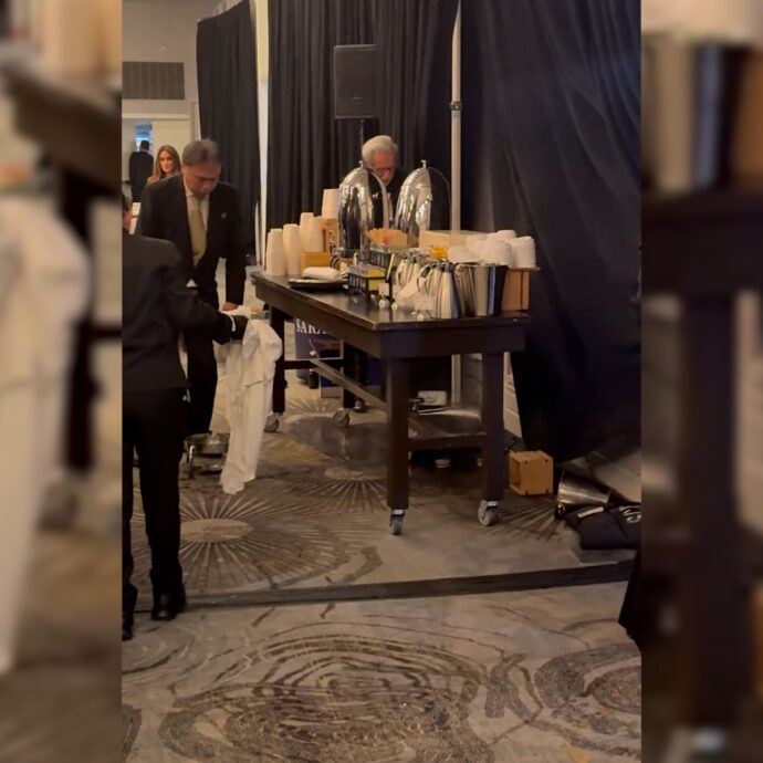 Paura nella sala stampa dei Golden Globe: il caffè bollente fa prendere fuoco al tappeto. I momenti di panico – Video