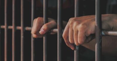 Copertina di Il cooperante via dalla cella alle 2 di notte. Oggi in Italia