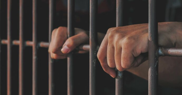 Alberto Trentini portato via dalla cella alle 2 di notte. Oggi l’arrivo in Italia