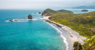 Copertina di Cinque teste mozzate appese con delle corde a pali di legno ritrovate su una spiaggia da sogno, la scoperta choc: “Dietro c’è un messaggio ben preciso”