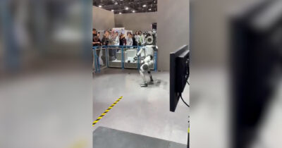 Copertina di Il salto mortale all’indietro non va come previsto: il robot barcolla e perde alcune parti – Video