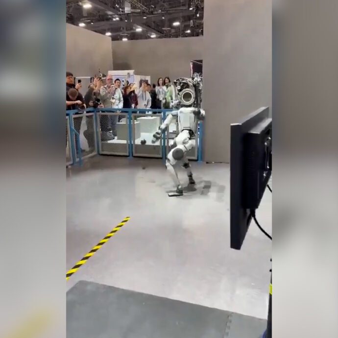 Il salto mortale all’indietro non va come previsto: il robot barcolla e perde alcune parti – Video