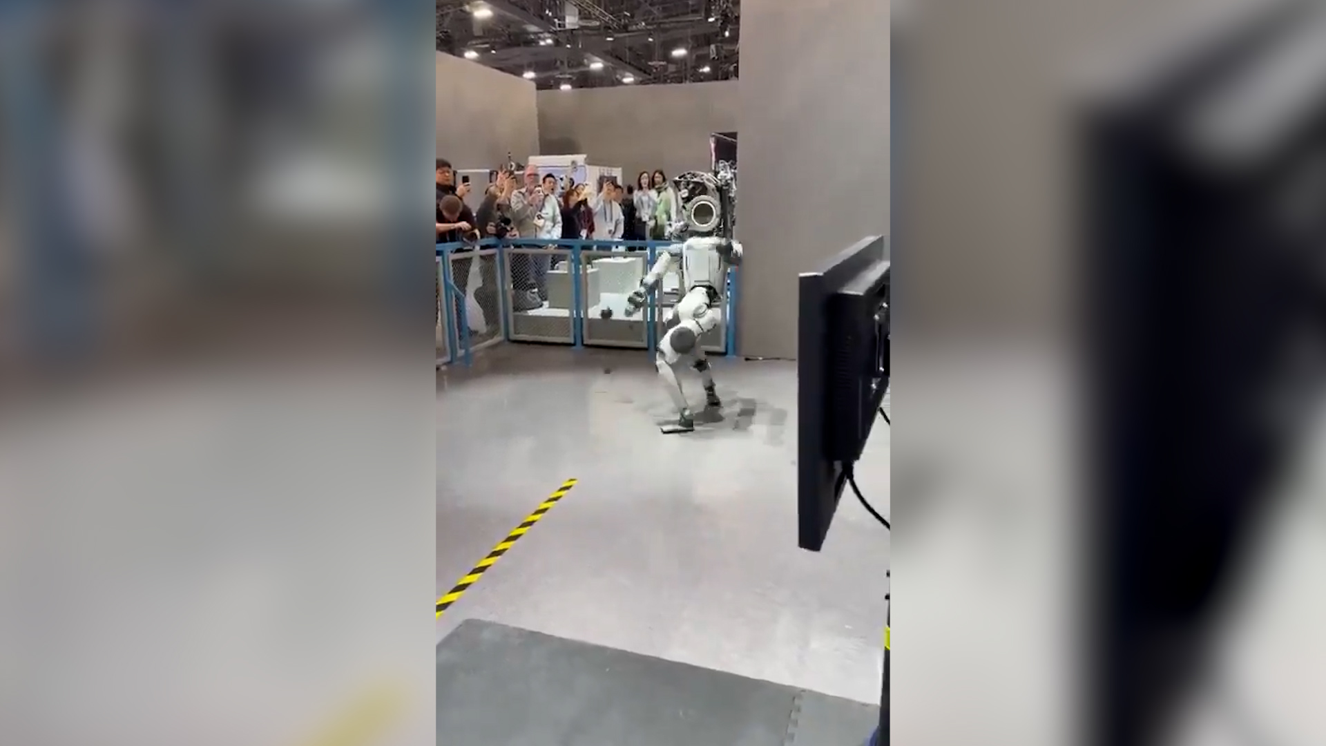 il salto mortale all8217indietro non va come previsto il robot barcolla e perde alcune parti 8211 video da Ilfattoquotidiano.it il salto mortale all8217indietro non va come previsto il robot barcolla e perde alcune parti 8211 video