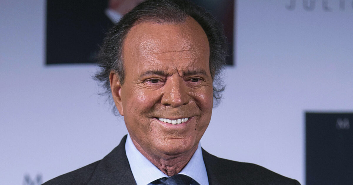 “Ci mandava a chiamare molte volte nella sua stanza”: Julio Iglesias accusato di violenza sessuale da due ex dipendenti. Il cantante e l’avvocato per ora tacciono