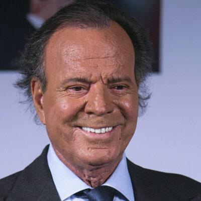 Copertina di “I tribunali spagnoli non hanno giurisdizione sui fatti denunciati”: Julio Iglesias chiede l’archiviazione dell’indagine aperta per presunte violenze sessuali
