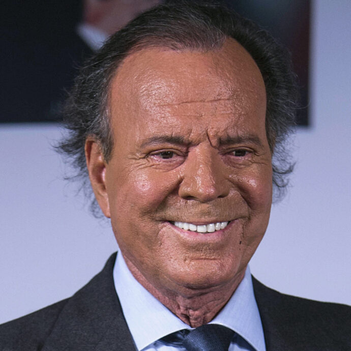 “Ci mandava a chiamare molte volte nella sua stanza”: Julio Iglesias accusato di violenza sessuale da due ex dipendenti. Il cantante e l’avvocato per ora tacciono