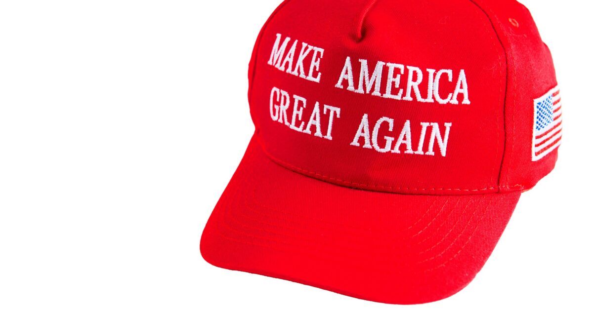 Storia del colore rosso: dalla Comune di Parigi ai cappellini Maga