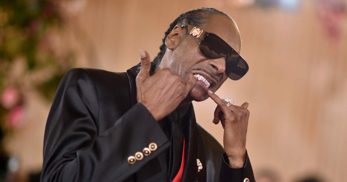 “Sono fatto come un figlio di putt**na in questo momento. Mi hanno tenuto qui ad aspettare a lungo”: Snoop Dogg ai Golden Globes censurato – VIDEO