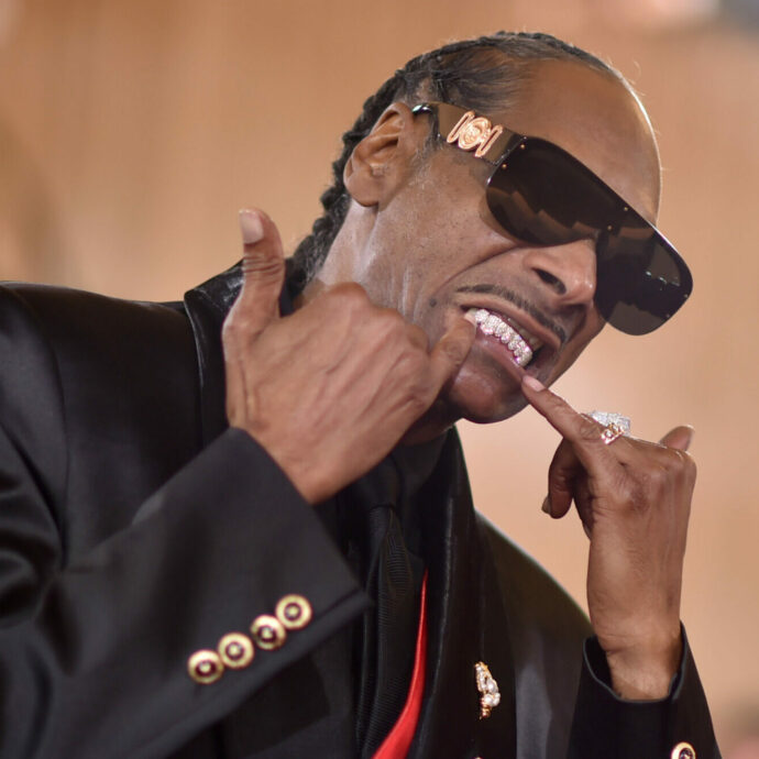 “Sono fatto come un figlio di putt**na in questo momento. Mi hanno tenuto qui ad aspettare a lungo”: Snoop Dogg ai Golden Globes censurato – VIDEO