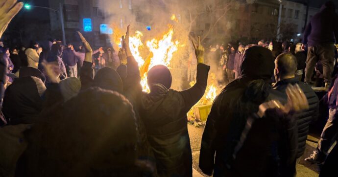 Iran, Trump ai manifestanti: “Occupate le istituzioni, l’aiuto è in arrivo”. Mosca: “Minacce inaccettabili”. Migliaia di morti