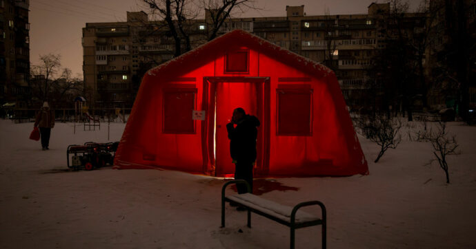 Droni e missili russi su Kiev: l’attacco lascia  la capitale al buio