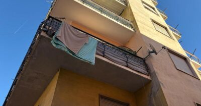 Copertina di Si lanciò dal balcone per sfuggire alle violenze del marito, il gip: “Lei si prostituiva, non è tentato femminicidio”