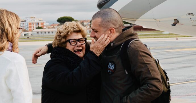 Copertina di Trentini e Burlò sono tornati in Italia. Il cooperante: “Siamo felicissimi, ma a un prezzo altissimo. Non si possono cancellare sofferenze”