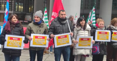 Copertina di Beko, gli operai di Cassinetta in presidio a Palazzo Lombardia: “Promesse di investimenti non mantenute”