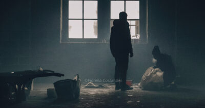 Copertina di Morto il richiedente colto da infarto nel Porto Vecchio di Trieste. Istituzioni sotto accusa: ecco come viveva – Foto