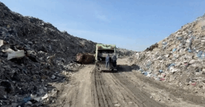 Copertina di Gaza City sommersa dai rifiuti: “350 mila tonnellate nel centro della città. Grave rischio epidemie”