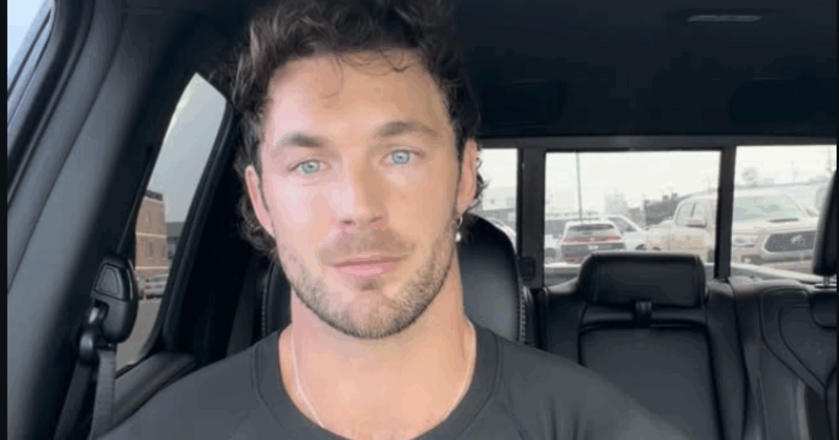 “Ha tentato di strangolarmi”: il modello Christian Hogue arrestato per aggressione aggravata in un parco. Lui si difende: “Quell’uomo ha preso a pugni il mio cane”