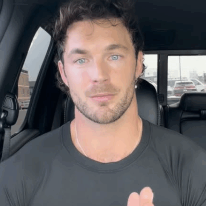 “Ha tentato di strangolarmi”: il modello Christian Hogue arrestato per aggressione aggravata in un parco. Lui si difende: “Quell’uomo ha preso a pugni il mio cane”