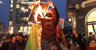 Copertina di Proteste Iran a Milano, i manifestanti bruciano le foto di Khamenei sotto il consolato Usa – Video