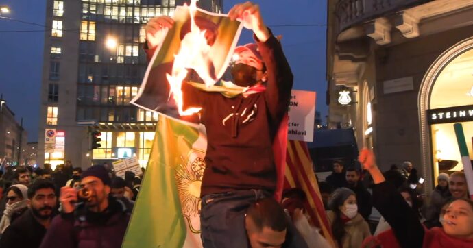 Proteste Iran a Milano, i manifestanti bruciano le foto di Khamenei sotto il consolato Usa – Video